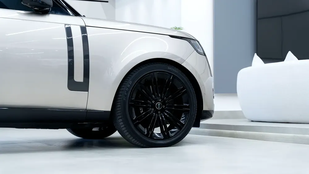 Land Rover Range Rover First Edition 2022 - GCC Specs - Pristine Condition - Image 9