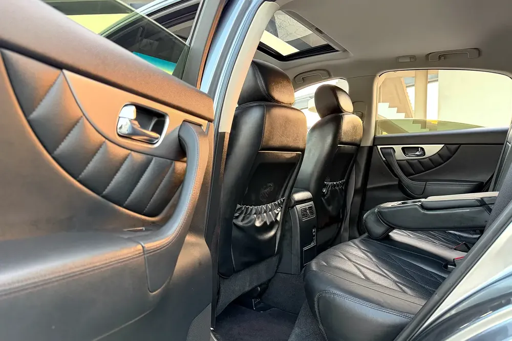 Under Warranty | Infiniti QX70 2018 GCC Specifications (Single Owner / 2 Keys / Accident Free) - Image 10