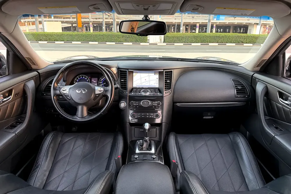Under Warranty | Infiniti QX70 2018 GCC Specifications (Single Owner / 2 Keys / Accident Free) - Image 8