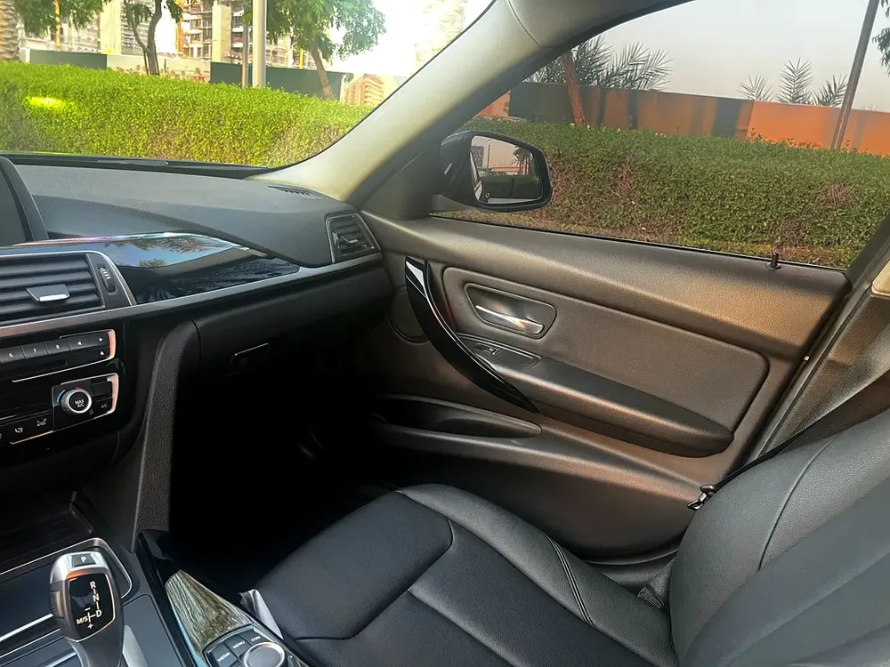 BMW 318i 2018 GCC | Full Agency Service History | First Owner | Excellent Condition - Image 12