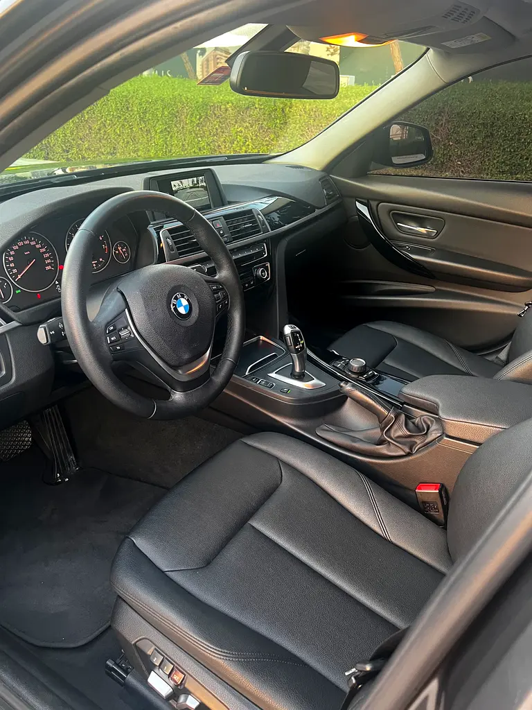 BMW 318i 2018 GCC | Full Agency Service History | First Owner | Excellent Condition - Image 9