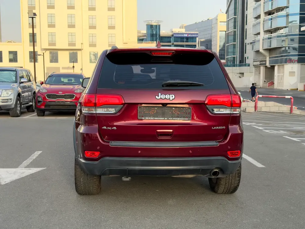 Jeep Grand Cherokee Laredo 2017 gcc spec, single owner accident free fully automatic 100% bank loan - Image 6