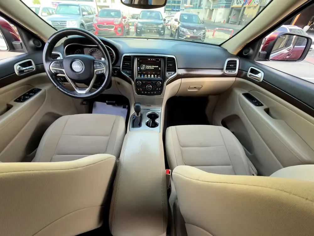 Jeep Grand Cherokee Laredo 2017 gcc spec, single owner accident free fully automatic 100% bank loan - Image 8