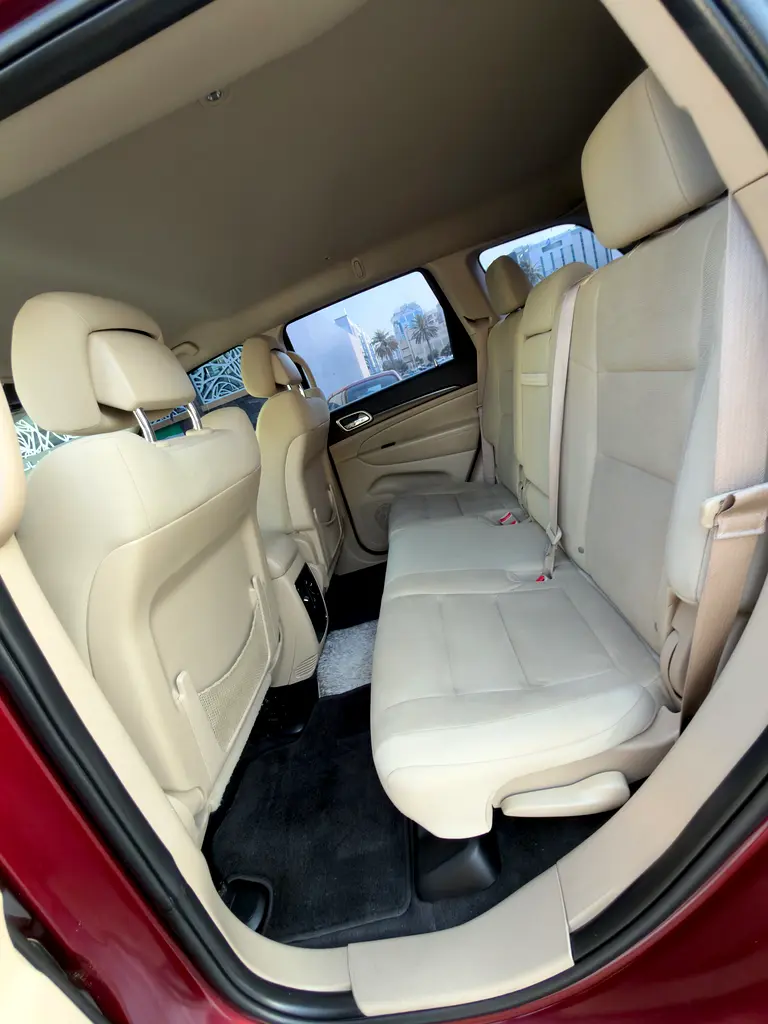Jeep Grand Cherokee Laredo 2017 gcc spec, single owner accident free fully automatic 100% bank loan - Image 9