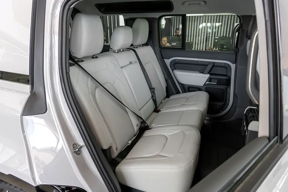Land Rover Defender | 110 X-Dynamic SE (P400) | GCC Specs | 2026 - Image 12