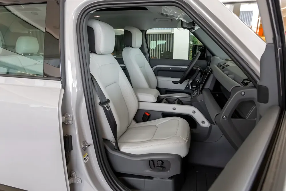 Land Rover Defender | 110 X-Dynamic SE (P400) | GCC Specs | 2026 - Image 18