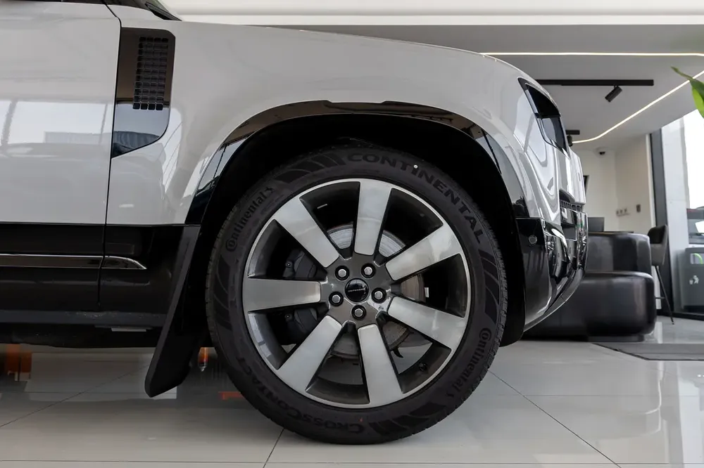 Land Rover Defender | 110 X-Dynamic SE (P400) | GCC Specs | 2026 - Image 8