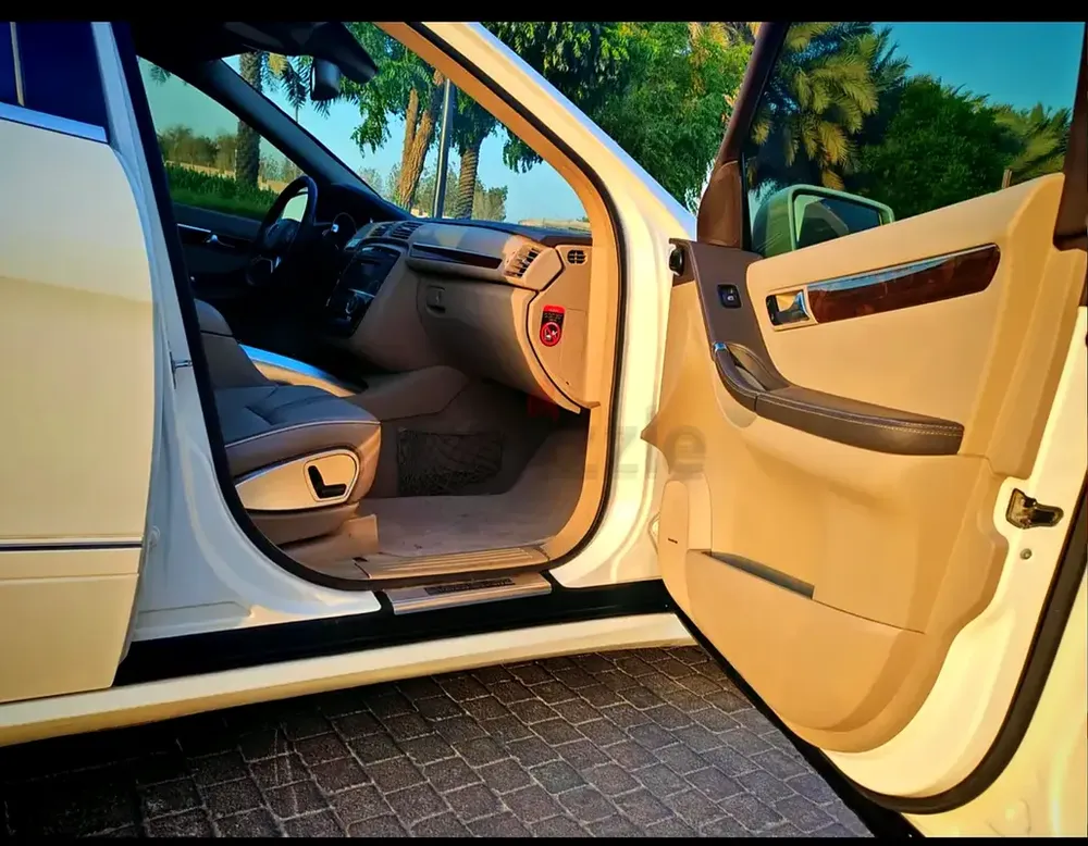 7 Seater Gulf Spec Gargash Mercedes-Benz R350 in Excellent condition - Image 10