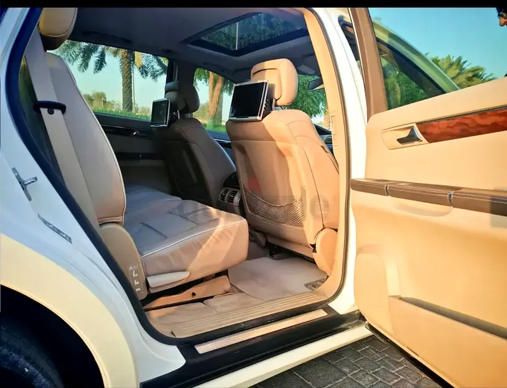 7 Seater Gulf Spec Gargash Mercedes-Benz R350 in Excellent condition - Image 8