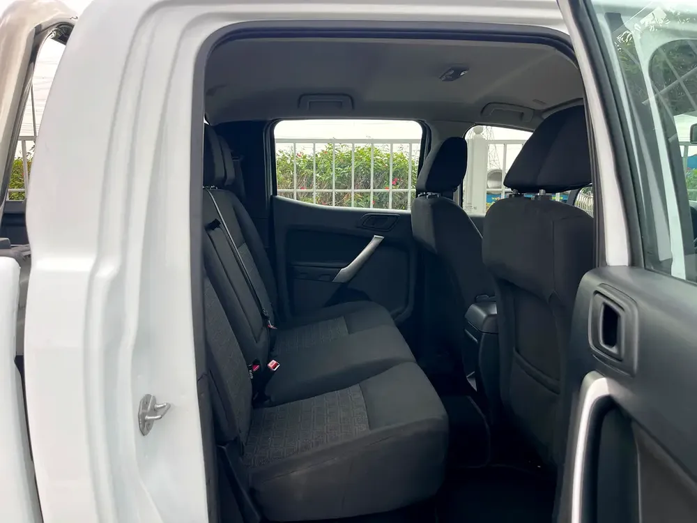 UNLIMITED KMS WARRANTY / 4WD + DIESEL + AUTOMATIC GEAR + CAMERA + CRUISE CONTROL + PARKING SENSORS - Image 18
