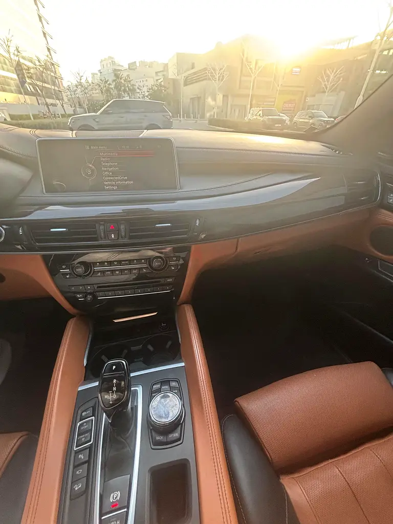 BMW X6 xDrive50i GCC Low Mileage Super Clean Car - Image 11