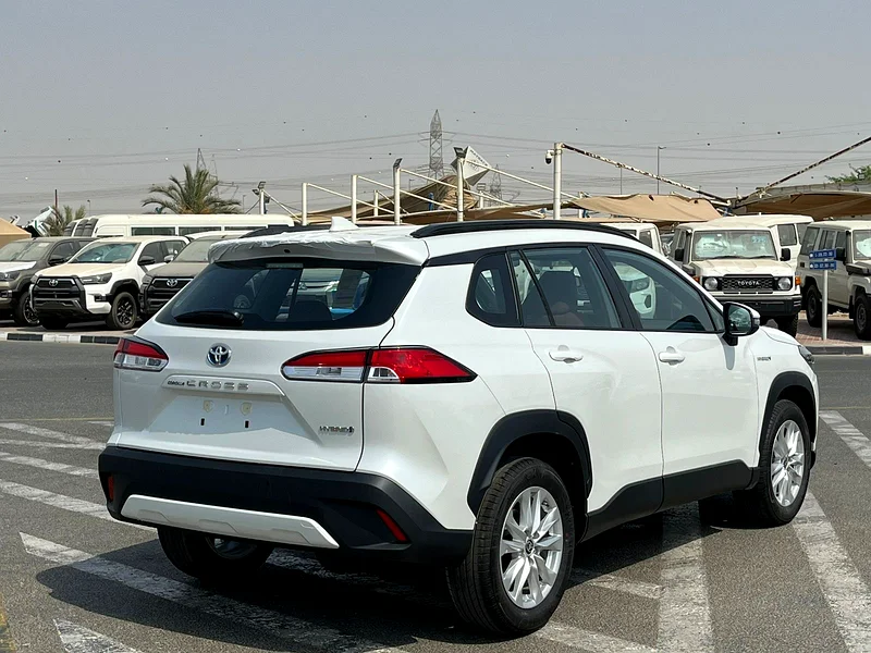 Toyota Crolla Cross 2024 GCC 1.8 Hybrid - Image 4