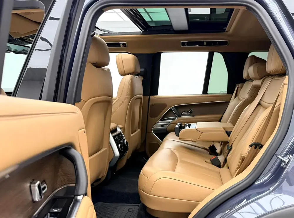 2025 Range Rover SE P360, 2030 RR Warranty + Service Pack, Full RR Service History, Very Low Km, GCC - Image 17