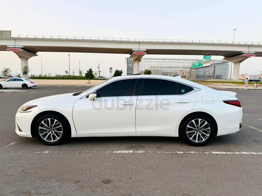 Lexus ES 300  2023 GCC Specs - Pristine Condition - Image 4