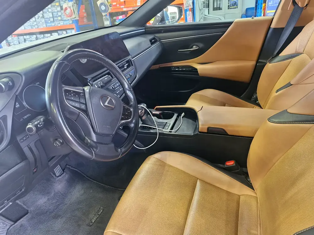 Lexus ES 300  2023 GCC Specs - Pristine Condition - Image 5