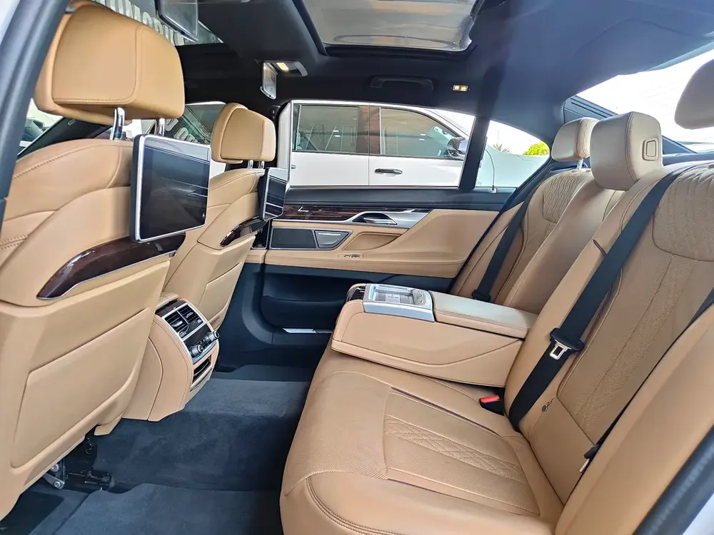 AED 2,850 P.M | 2021 BMW 730LI M-SPORT | PREMIUM WARRANTY | FULLY LOADED | ORIGINAL PAINT | GCC - Image 18