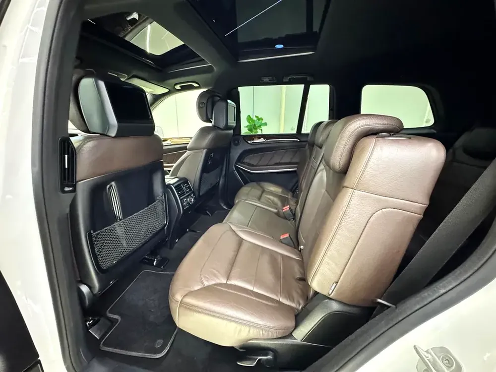 AMG VIP Mercedes-Benz GL 500 4matic || TOP OPTIONS || FREE ACCIDENT || GCC || LOW MILEAGE - Image 16