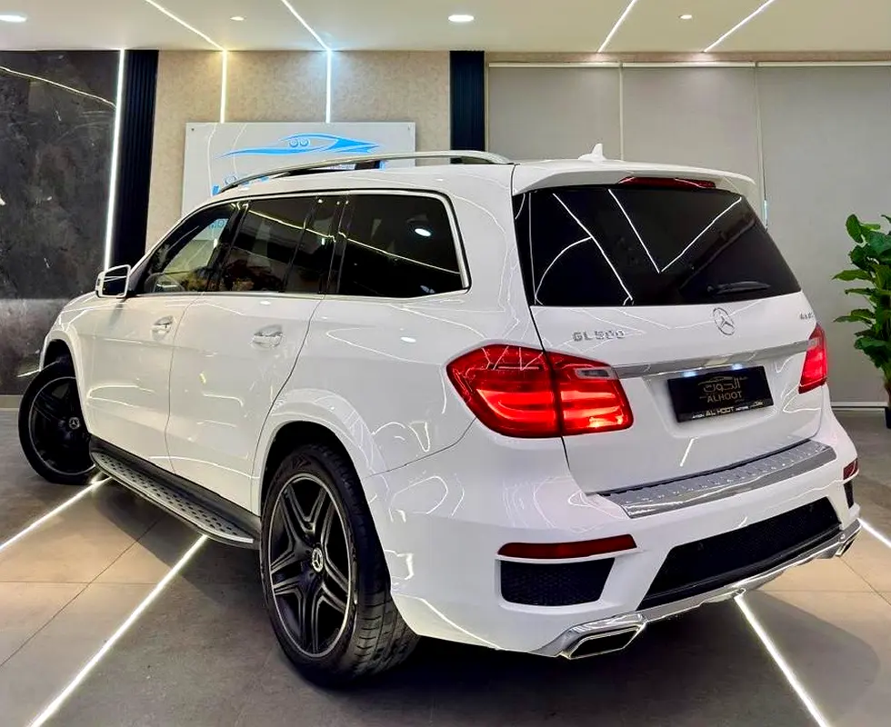 AMG VIP Mercedes-Benz GL 500 4matic || TOP OPTIONS || FREE ACCIDENT || GCC || LOW MILEAGE - Image 4
