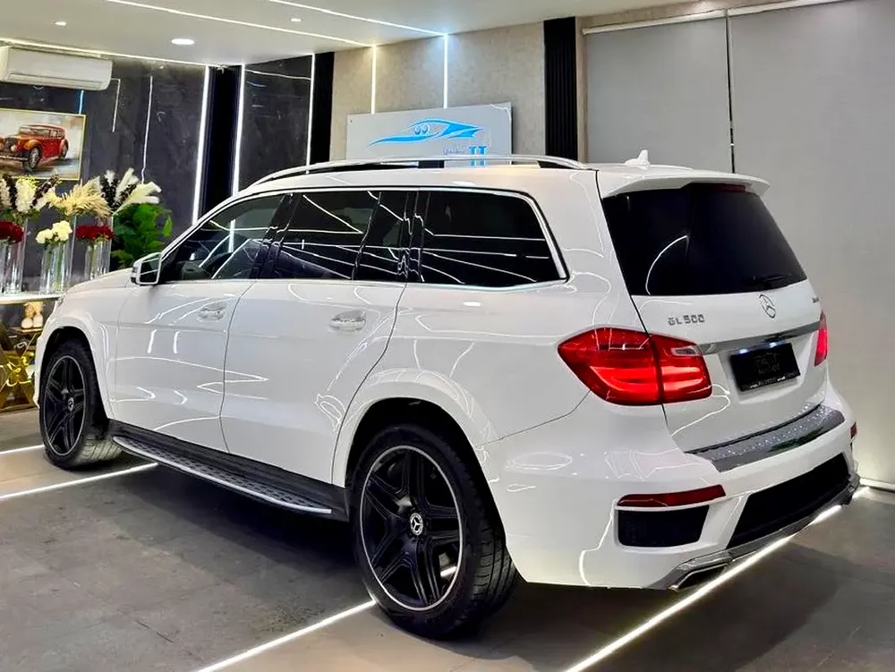 AMG VIP Mercedes-Benz GL 500 4matic || TOP OPTIONS || FREE ACCIDENT || GCC || LOW MILEAGE - Image 9