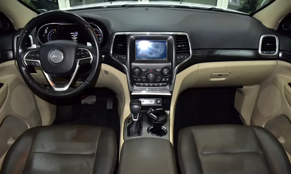 AED 1,173 EMi at 0% DP | Jeep Grand Cherokee Laredo ( 2020 Model ) in White Color GCC Specs - Image 11