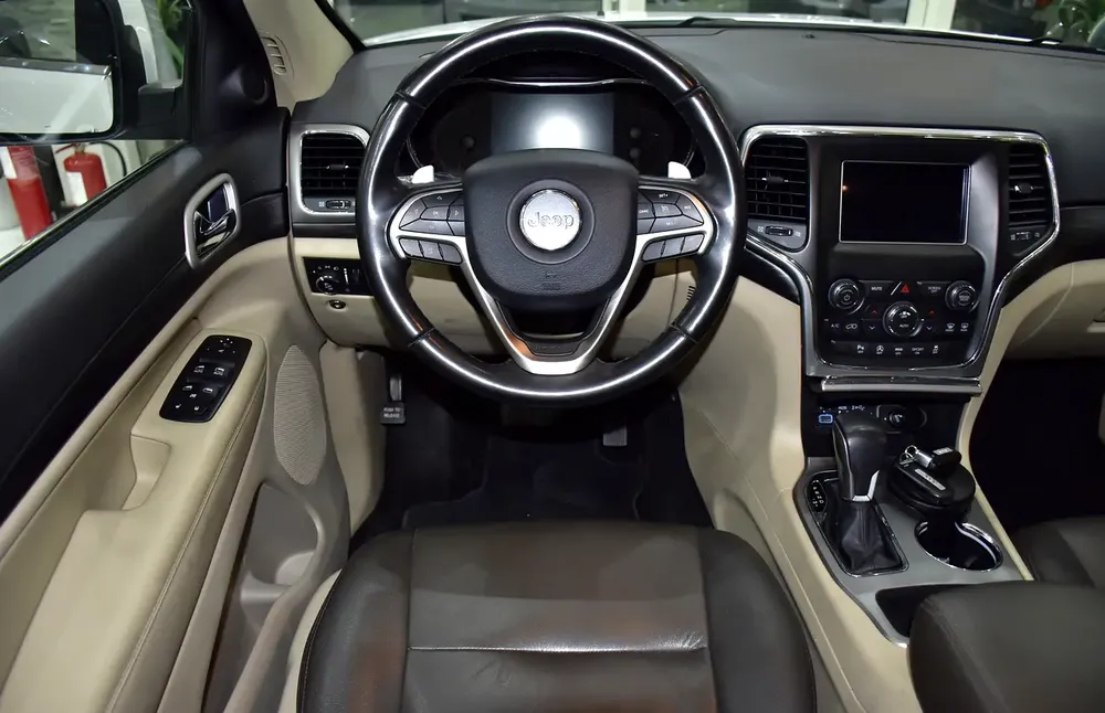 AED 1,173 EMi at 0% DP | Jeep Grand Cherokee Laredo ( 2020 Model ) in White Color GCC Specs - Image 12