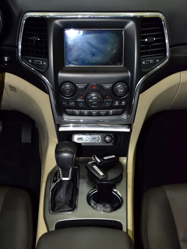 AED 1,173 EMi at 0% DP | Jeep Grand Cherokee Laredo ( 2020 Model ) in White Color GCC Specs - Image 15