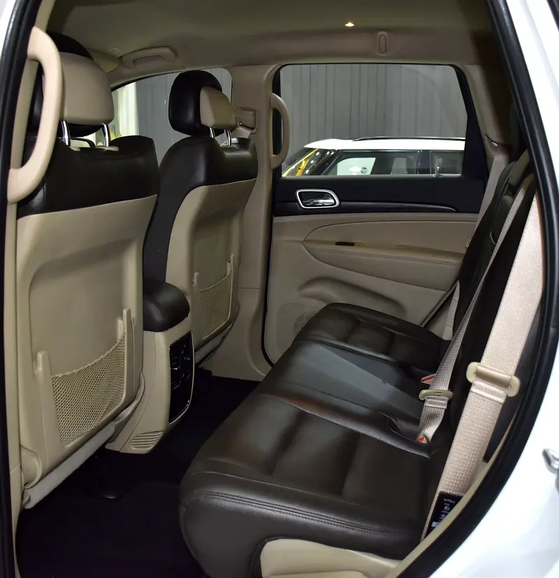 AED 1,173 EMi at 0% DP | Jeep Grand Cherokee Laredo ( 2020 Model ) in White Color GCC Specs - Image 16