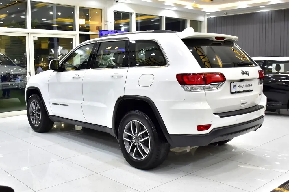 AED 1,173 EMi at 0% DP | Jeep Grand Cherokee Laredo ( 2020 Model ) in White Color GCC Specs - Image 7