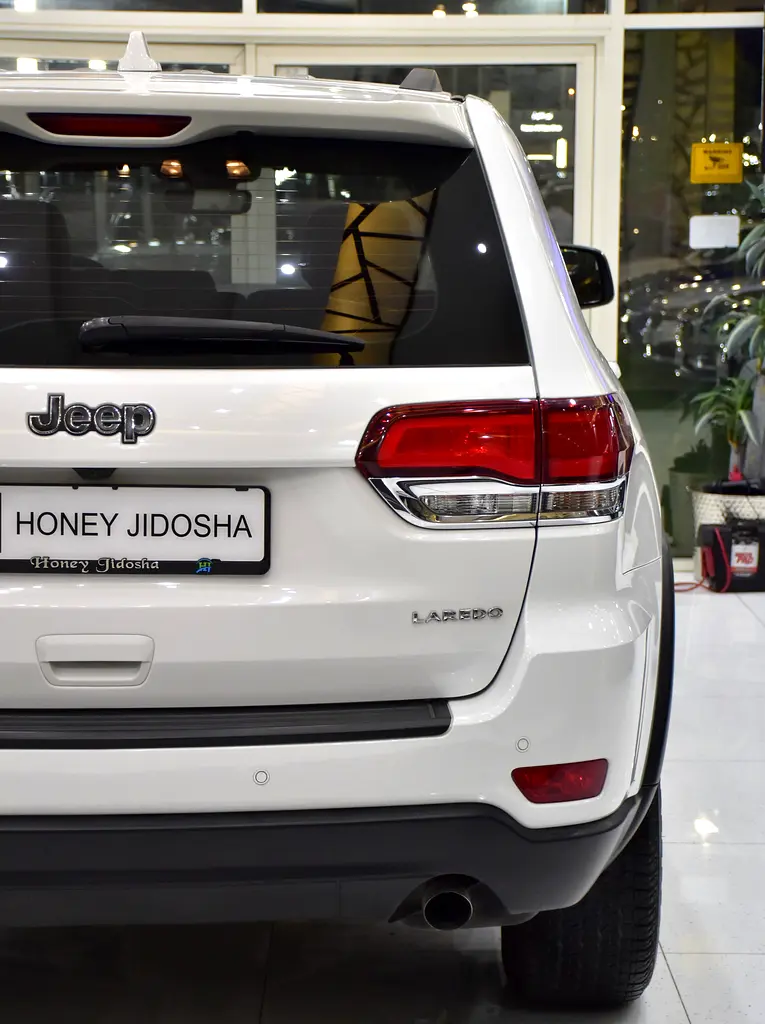 AED 1,173 EMi at 0% DP | Jeep Grand Cherokee Laredo ( 2020 Model ) in White Color GCC Specs - Image 9