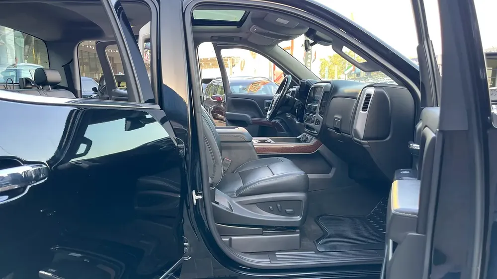 GMC sierra pick up V8 GCC original paint 100% free Accident very well maintained no issues - Image 12