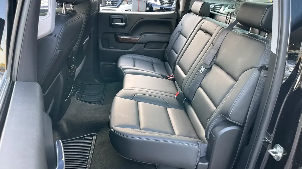 GMC sierra pick up V8 GCC original paint 100% free Accident very well maintained no issues - Image 13