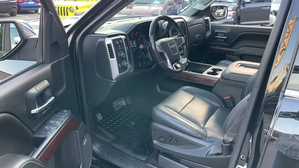 GMC sierra pick up V8 GCC original paint 100% free Accident very well maintained no issues - Image 14