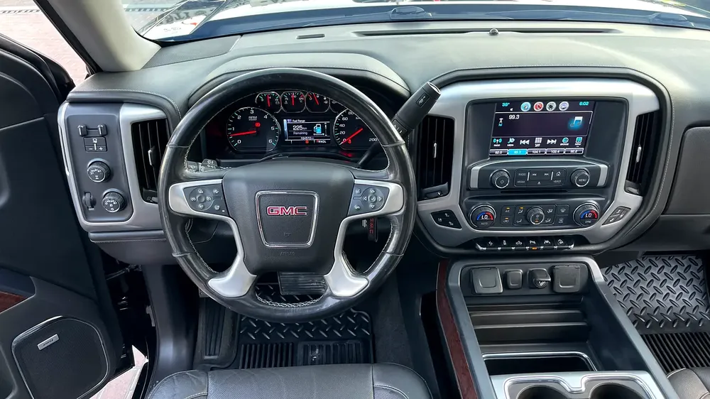 GMC sierra pick up V8 GCC original paint 100% free Accident very well maintained no issues - Image 15