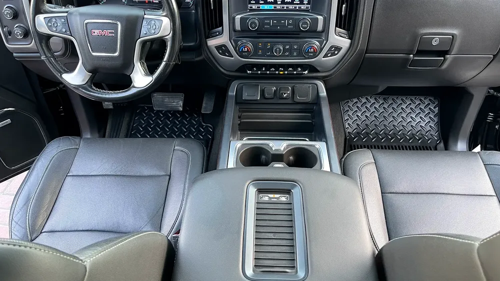 GMC sierra pick up V8 GCC original paint 100% free Accident very well maintained no issues - Image 16
