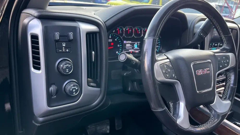 GMC sierra pick up V8 GCC original paint 100% free Accident very well maintained no issues - Image 18