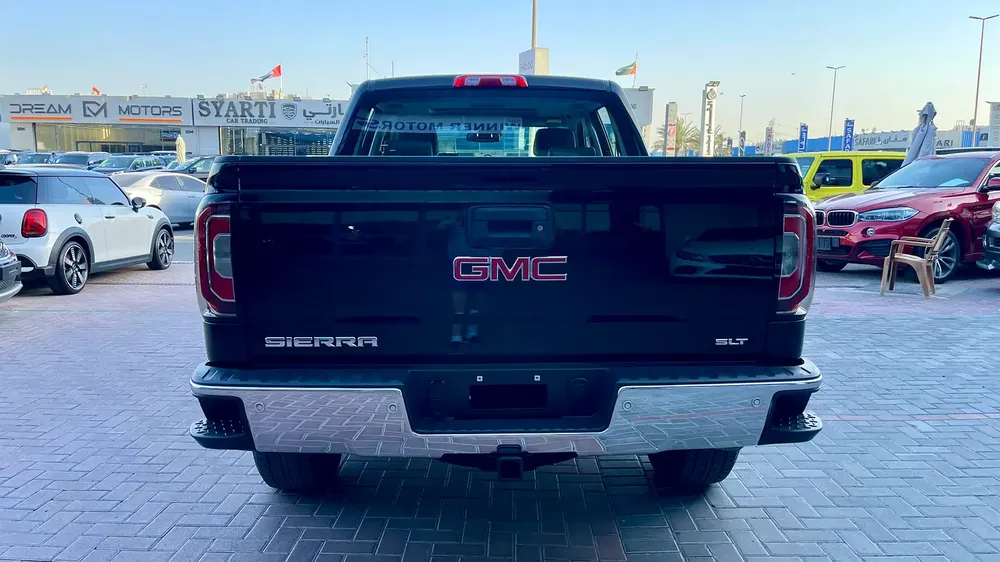 GMC sierra pick up V8 GCC original paint 100% free Accident very well maintained no issues - Image 5