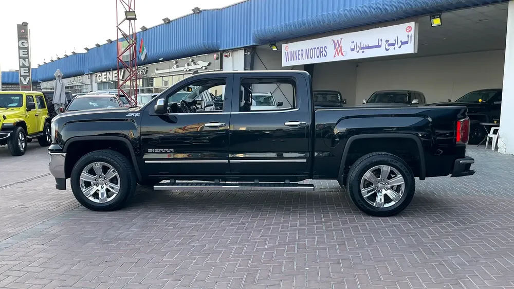 GMC sierra pick up V8 GCC original paint 100% free Accident very well maintained no issues - Image 7