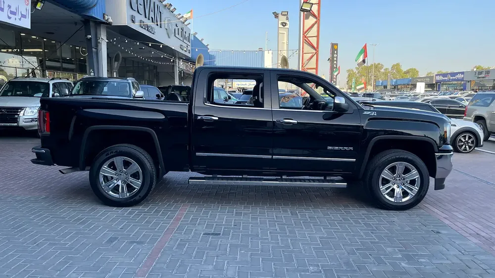 GMC sierra pick up V8 GCC original paint 100% free Accident very well maintained no issues - Image 8