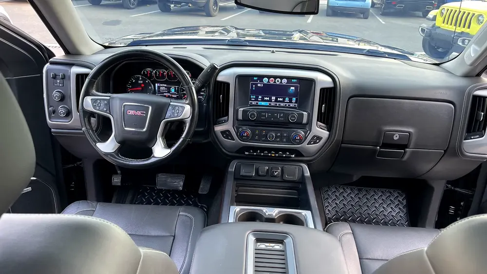 GMC sierra pick up V8 GCC original paint 100% free Accident very well maintained no issues - Image 9
