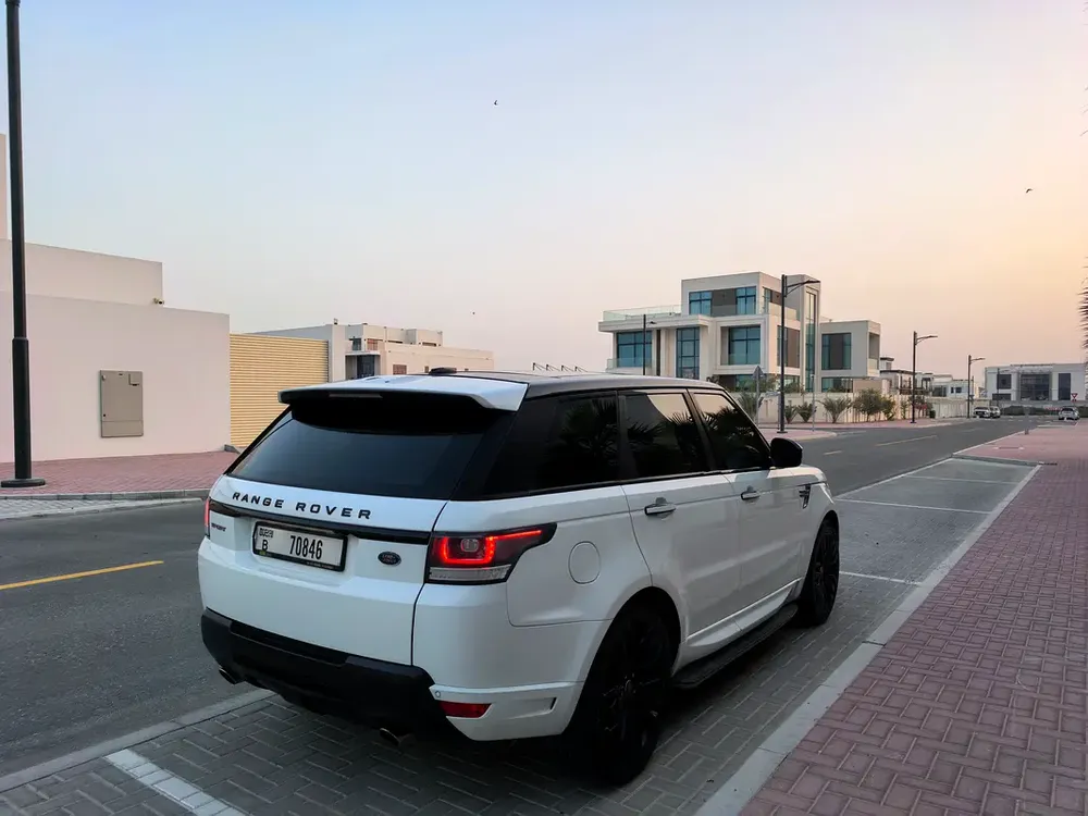 LAND ROVER SPORT HST 2016 AMAZING CONDITION GCC - Image 11