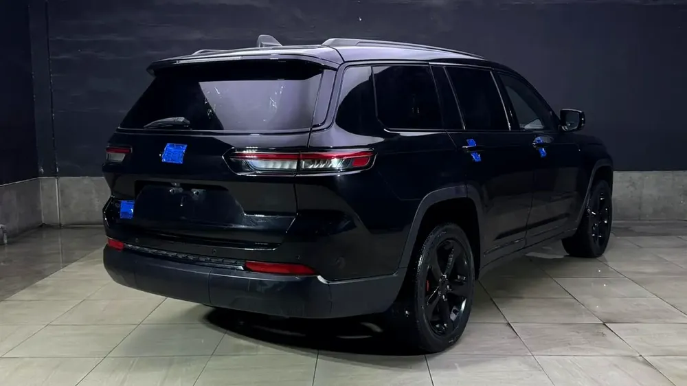 2021 Jeep Grand Cherokee L Altitude 4x4  Black on Black - Image 4