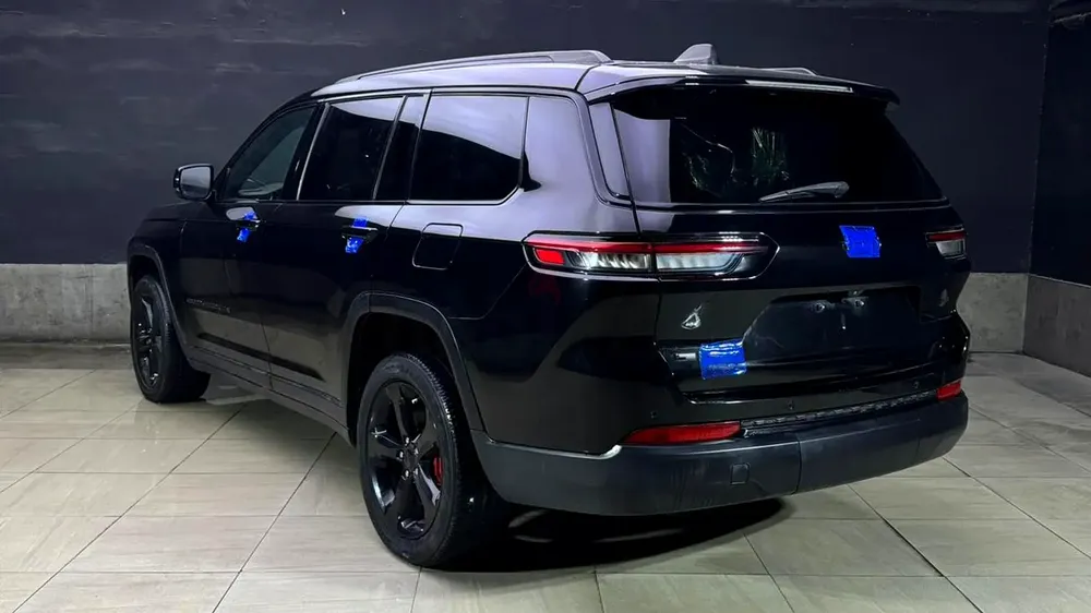 2021 Jeep Grand Cherokee L Altitude 4x4  Black on Black - Image 6