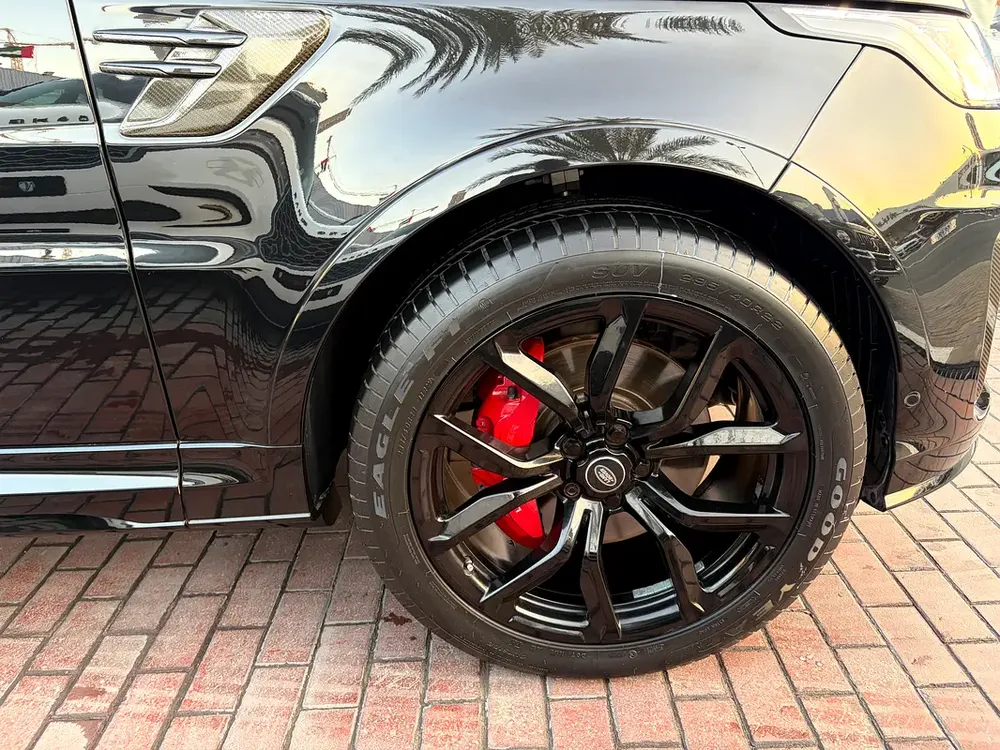 Land Rover Range Rover Sport SVR 2020 - GCC Specs - Excellent Condition - Image 6