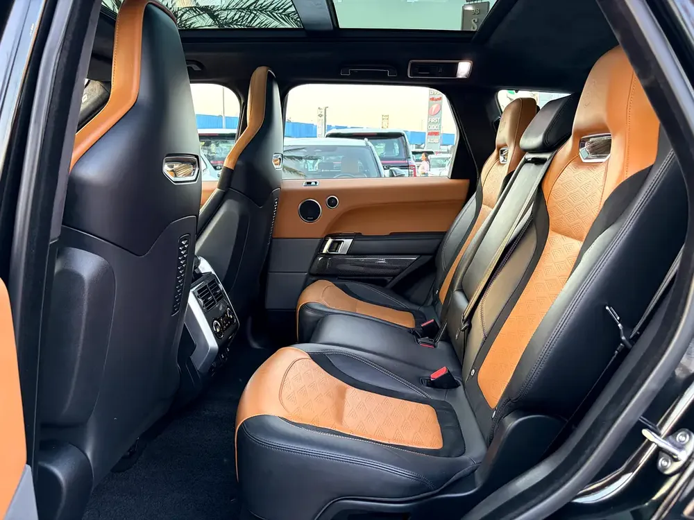 Land Rover Range Rover Sport SVR 2020 - GCC Specs - Excellent Condition - Image 8