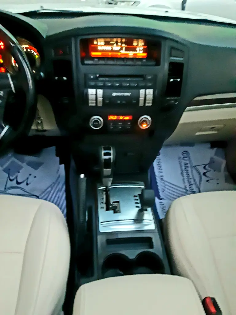 MITSUBISHI PAJERO 3.5L GLS 2013 GCC SPEC V6 4WD FULL OPTION SUNROOF ELECTRIC LEATHER SEATS 8 AIRBAG - Image 10