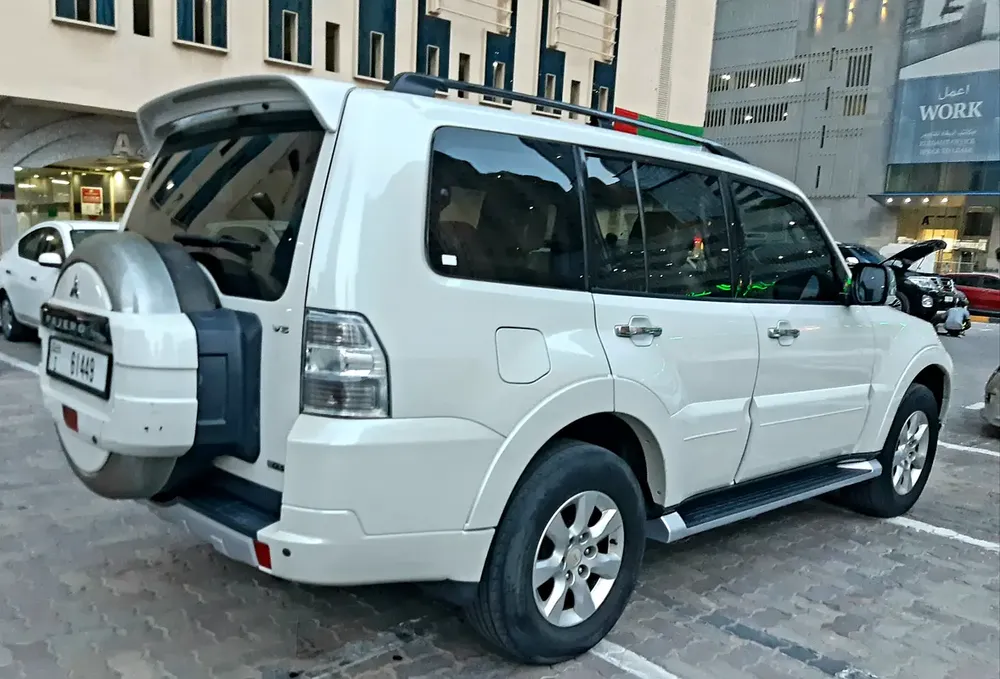 MITSUBISHI PAJERO 3.5L GLS 2013 GCC SPEC V6 4WD FULL OPTION SUNROOF ELECTRIC LEATHER SEATS 8 AIRBAG - Image 4