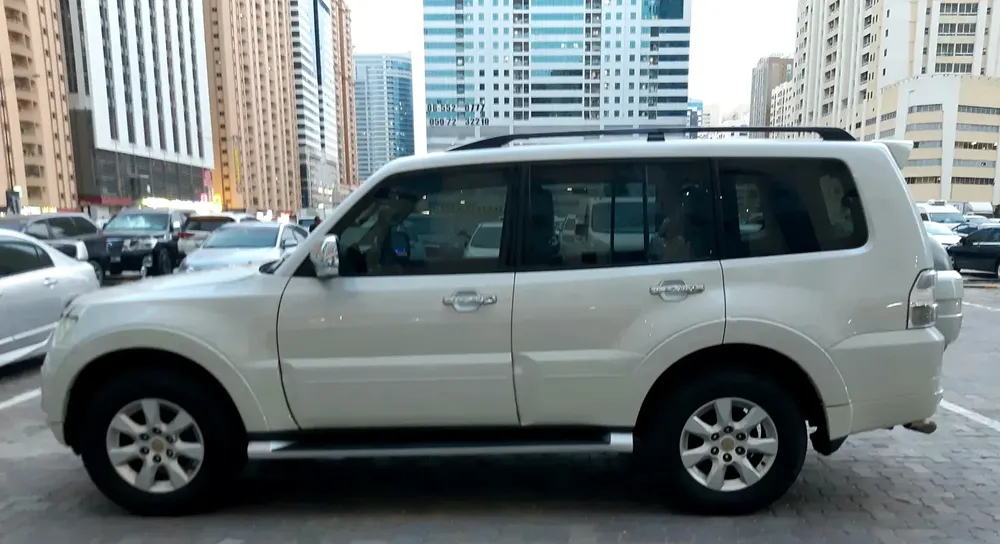 MITSUBISHI PAJERO 3.5L GLS 2013 GCC SPEC V6 4WD FULL OPTION SUNROOF ELECTRIC LEATHER SEATS 8 AIRBAG - Image 7