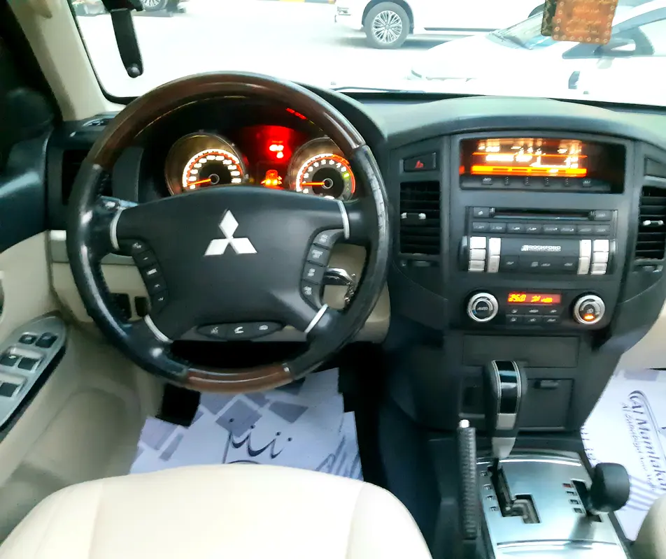 MITSUBISHI PAJERO 3.5L GLS 2013 GCC SPEC V6 4WD FULL OPTION SUNROOF ELECTRIC LEATHER SEATS 8 AIRBAG - Image 8