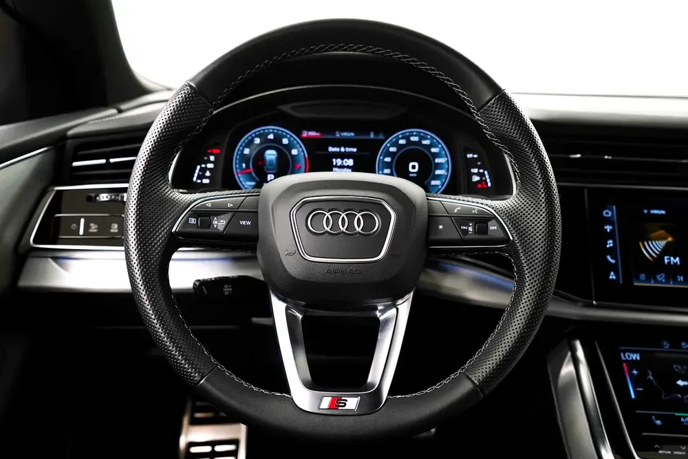 2023 AUDI Q8 55TFSi S-LINE / LOW MILEAGE / V6 - Image 9