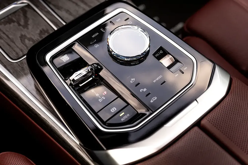 BMW 740i M Sport Individual – 2025 | GCC | LOW MILEAGE || 8,853 KM |  5 YEARS SERVICE AND WARRANTY - Image 6